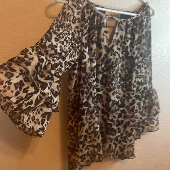 Chic Leopard Print Blouse - Picture 2 of 8